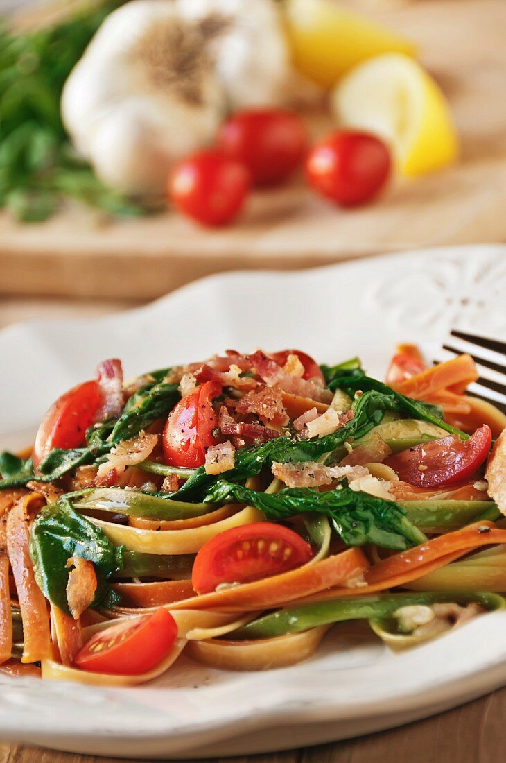 Vegetable Pasta with Tomatoes, Spinach and Bacon