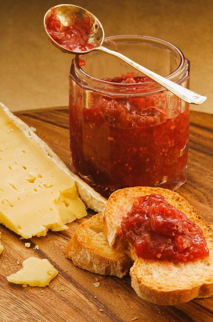 Rhubarb and apple relish with bread and cheese