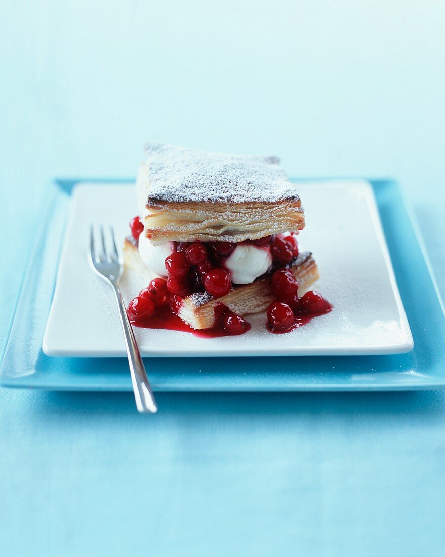 Blätterteiggebäck mit roter Johannisbeeren und Sahne