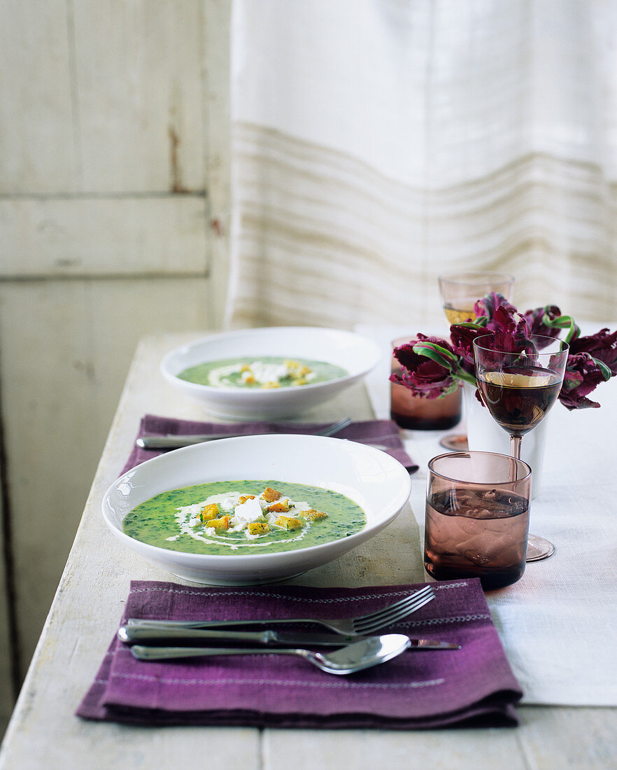 Brunnenkressesuppe mit Ziegenfrischkäse und Croûtons