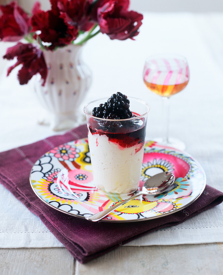 Lemon syllabub with blackberries (England)