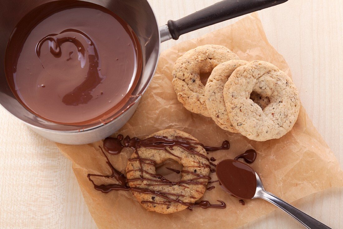 Decorating cookies with chocolate glaze