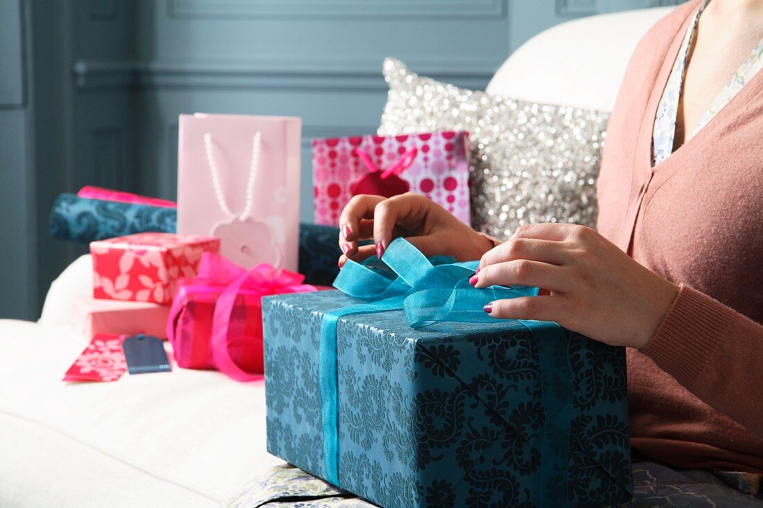 Frau beim Verpacken von Geschenken