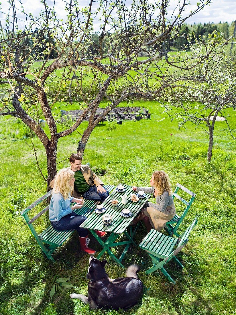 A coffee and a chat in the garden