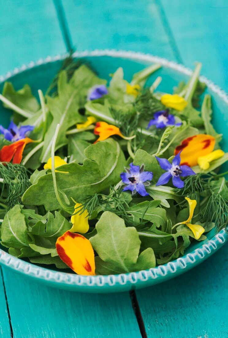 Rucolasalat mit essbaren Blüten