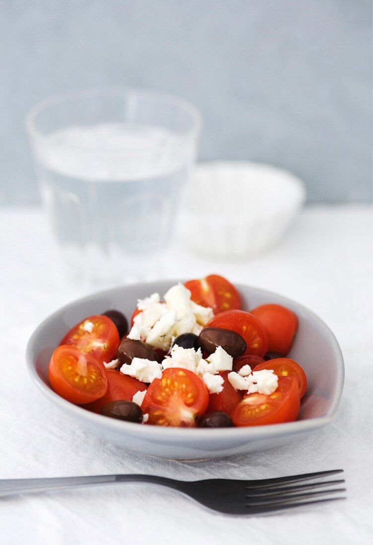 Tomaten mit schwarzen Oliven und Feta