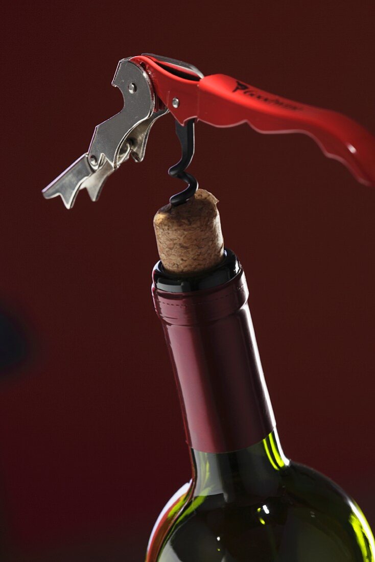 Eine Flasche Rotwein mit Korkenzieher