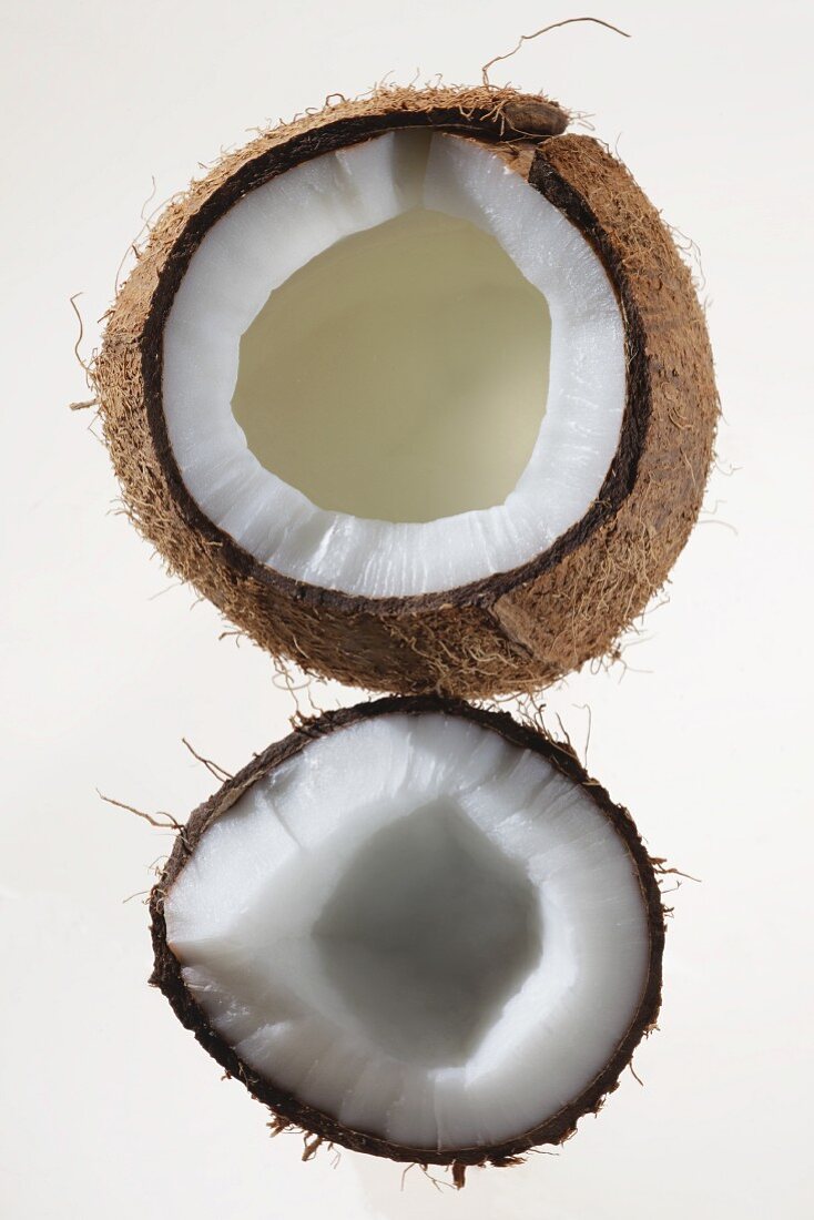 Geöffnete Kokosnuss mit Kokosmilch
