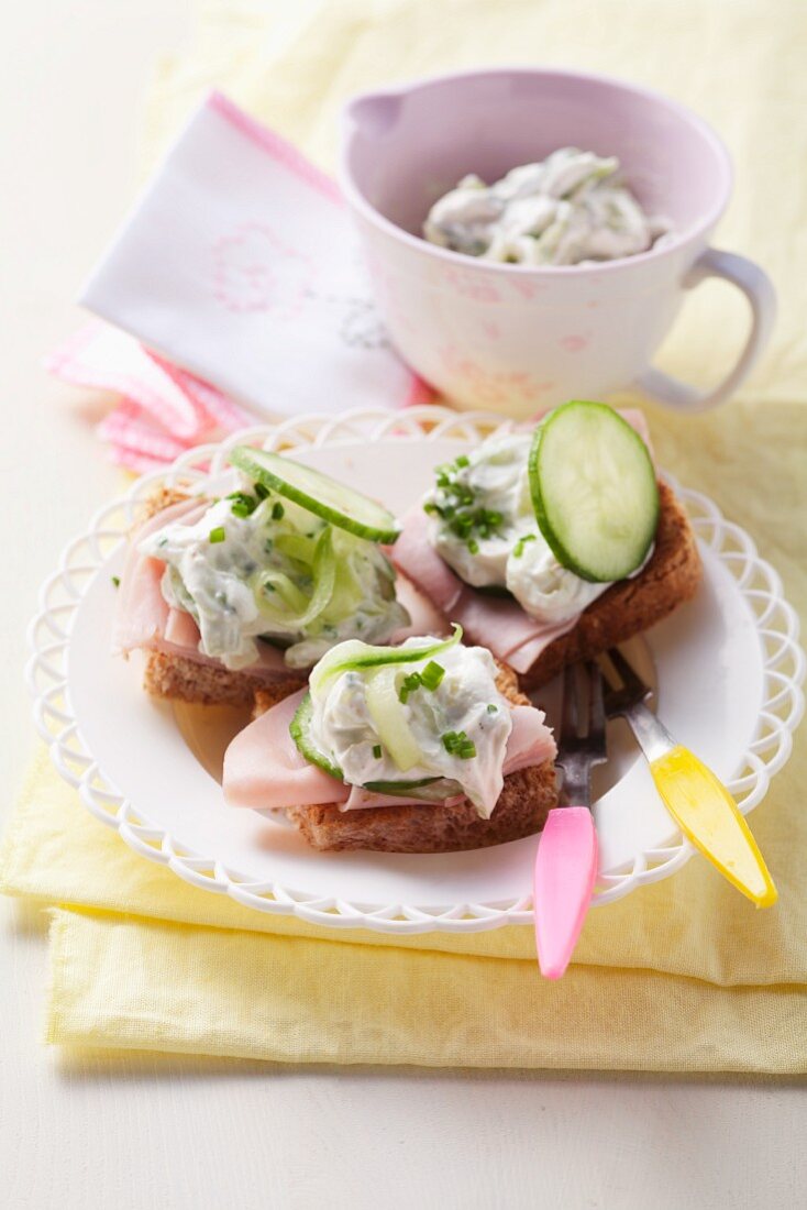 Wholemeal toast with ham and cucumber quark