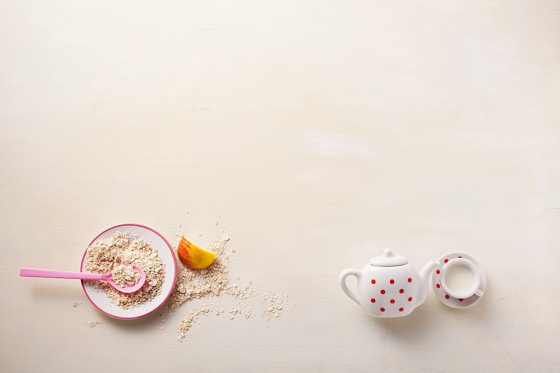 Oats, a wedge of apple and soya milk