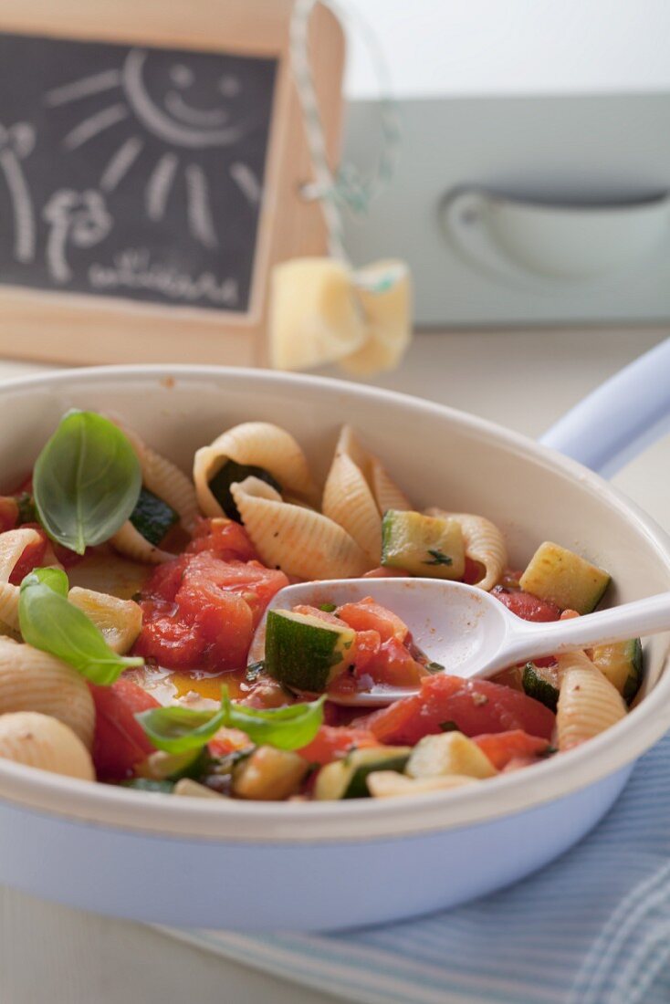 Pasta shells with tomato and courgette