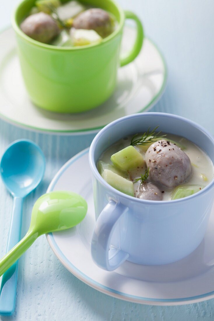 Sahnige Gurkensuppe mit Bratwurstklösschen