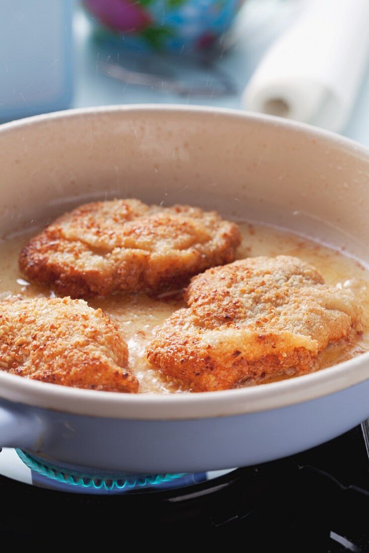 Wiener Schnitzel in einer Pfanne braten