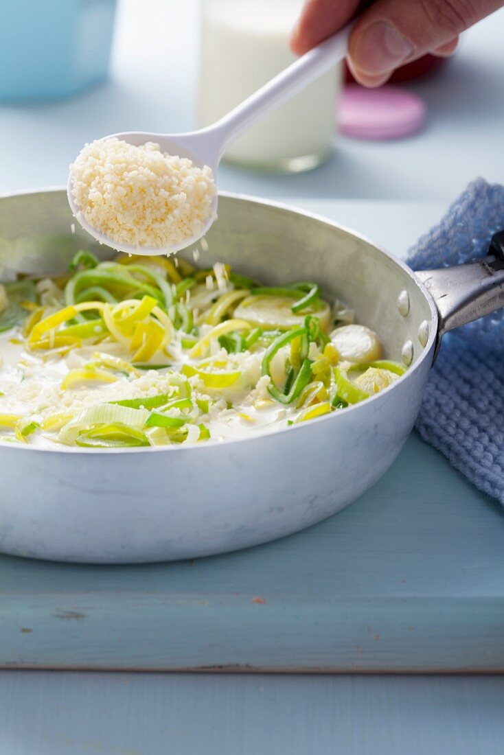 Sahne-Lauch mit Parmesan