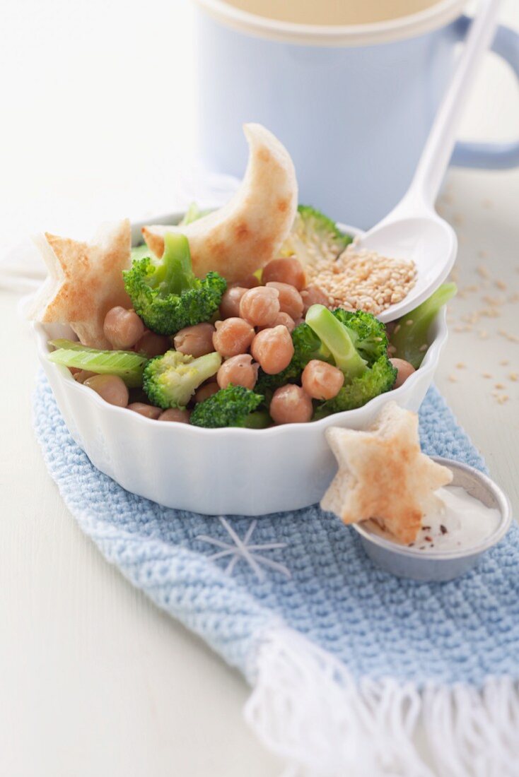 Chickpeas and broccoli with toast
