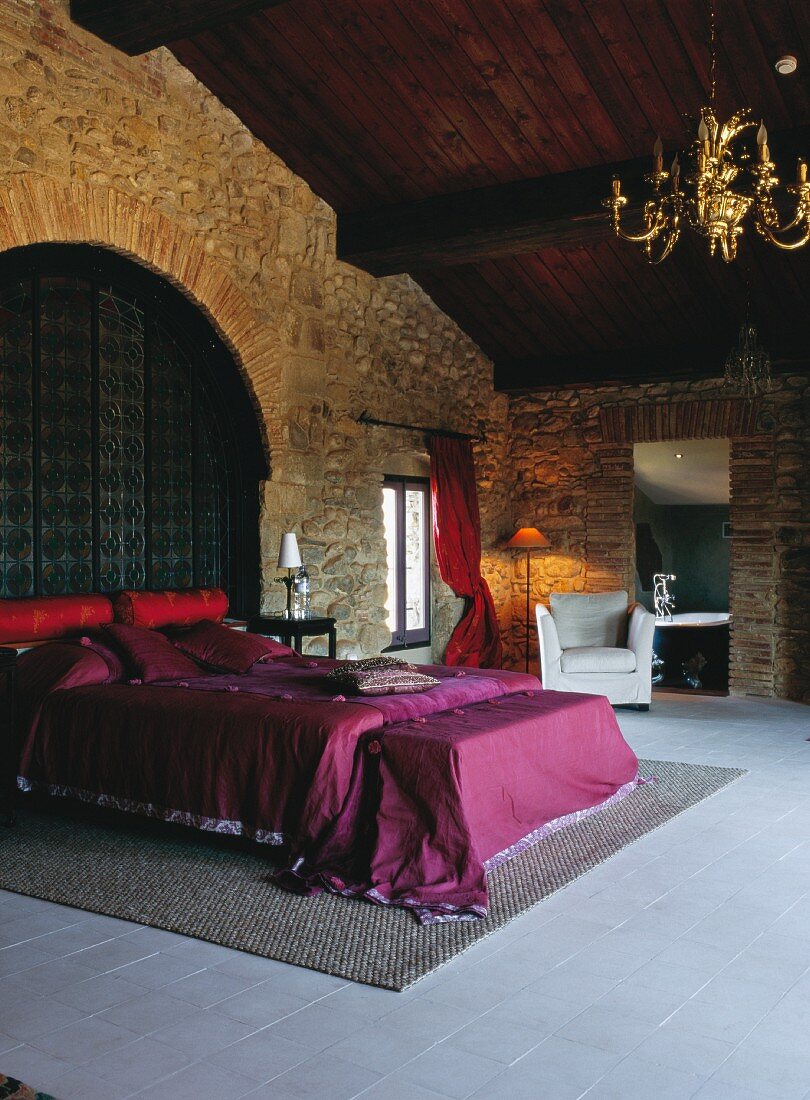 Luxuriöses Schlafzimmer mit Steinmauern