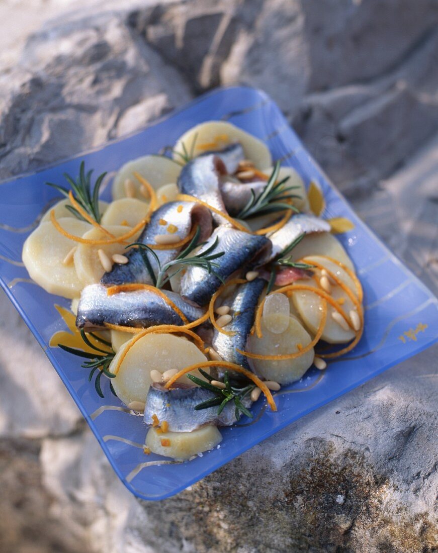 Sardinen-Kartoffel-Salat mit Pinienernen, Möhrenstreifen und Rosmarin