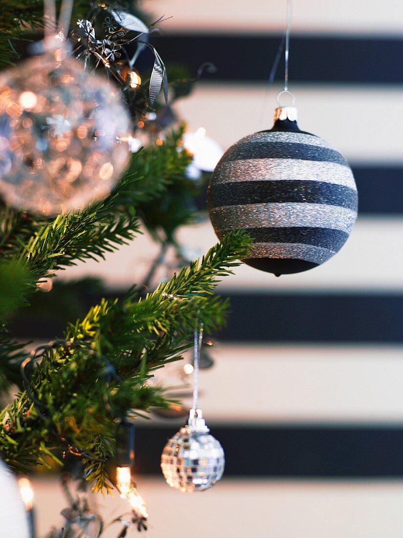 Verschiedene Weihnachtskugeln am Baum