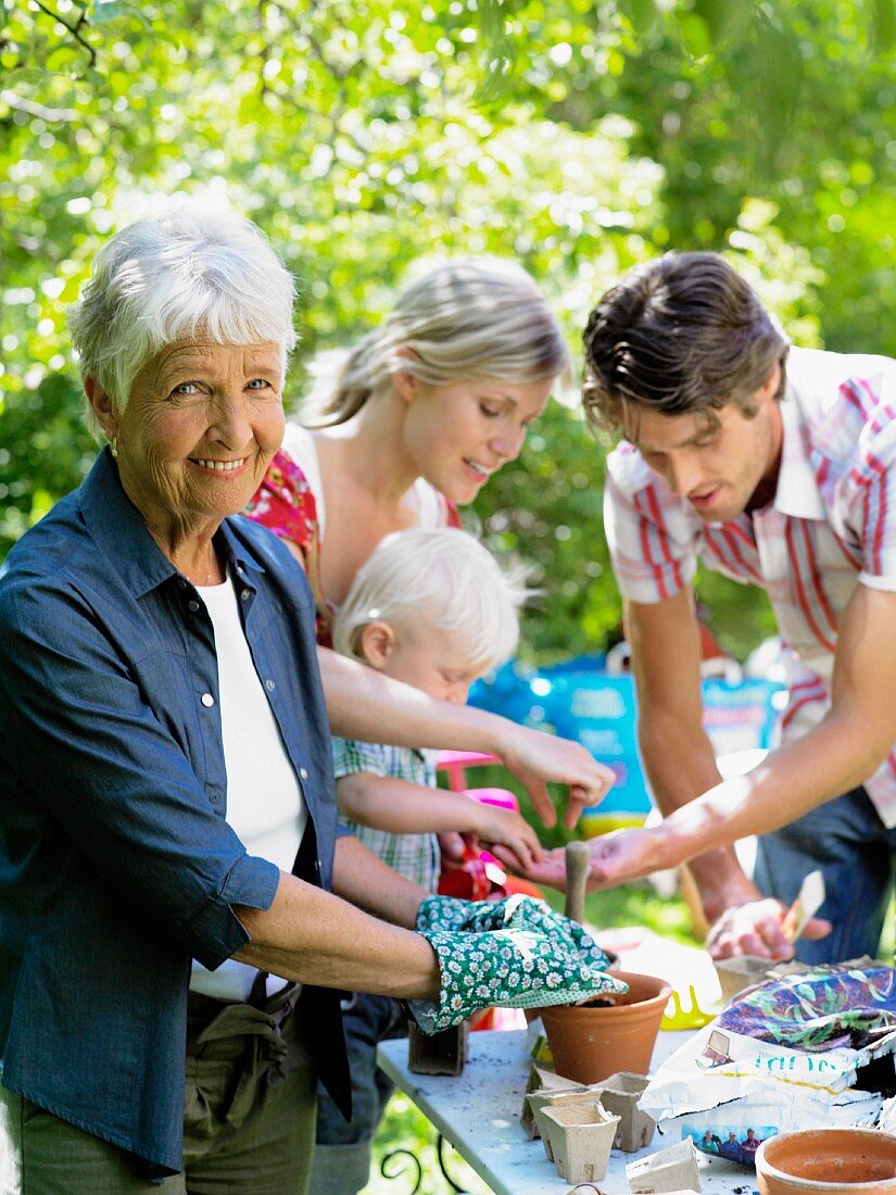 Familie bei Gartenarbeiten