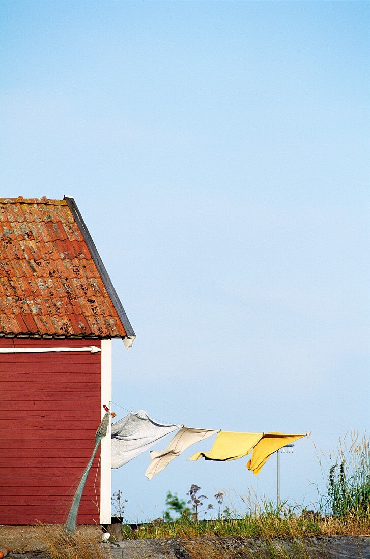 Wäsche auf der Leine unter blauem Himmel