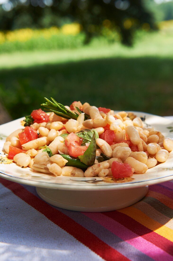 Bean salad with tomatoes