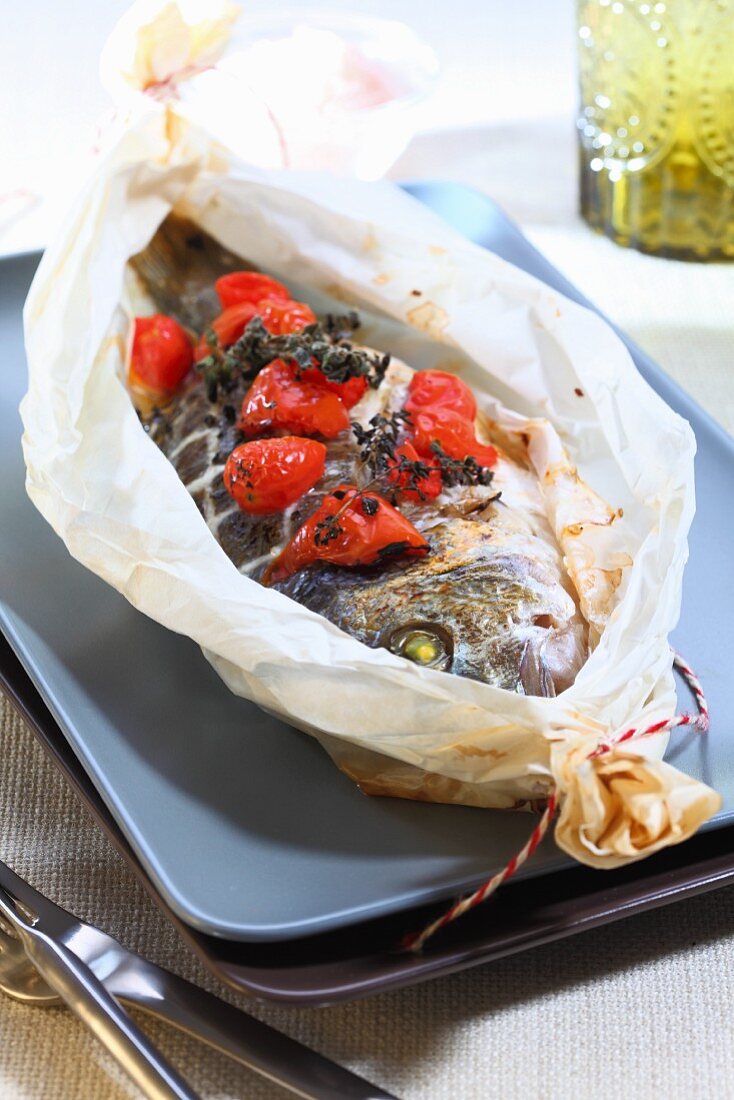 Seabream with peppers in baking parchment