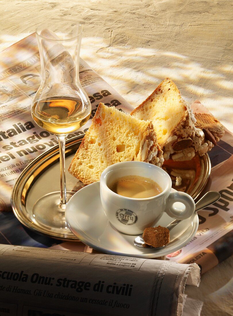 Panettone e caffè (yeast cake with espresso, Italy)