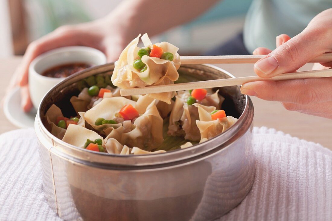 Meat wontons with vegetables