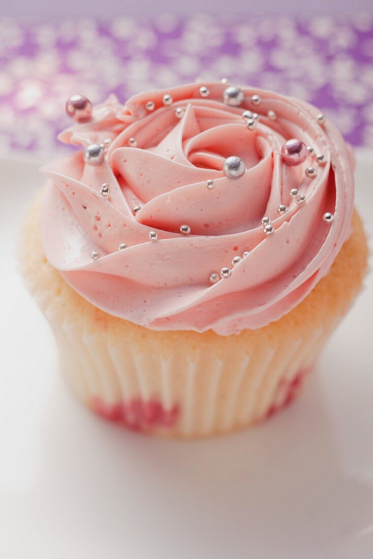 Cupcake mit Erdbeercreme und Silberperlen