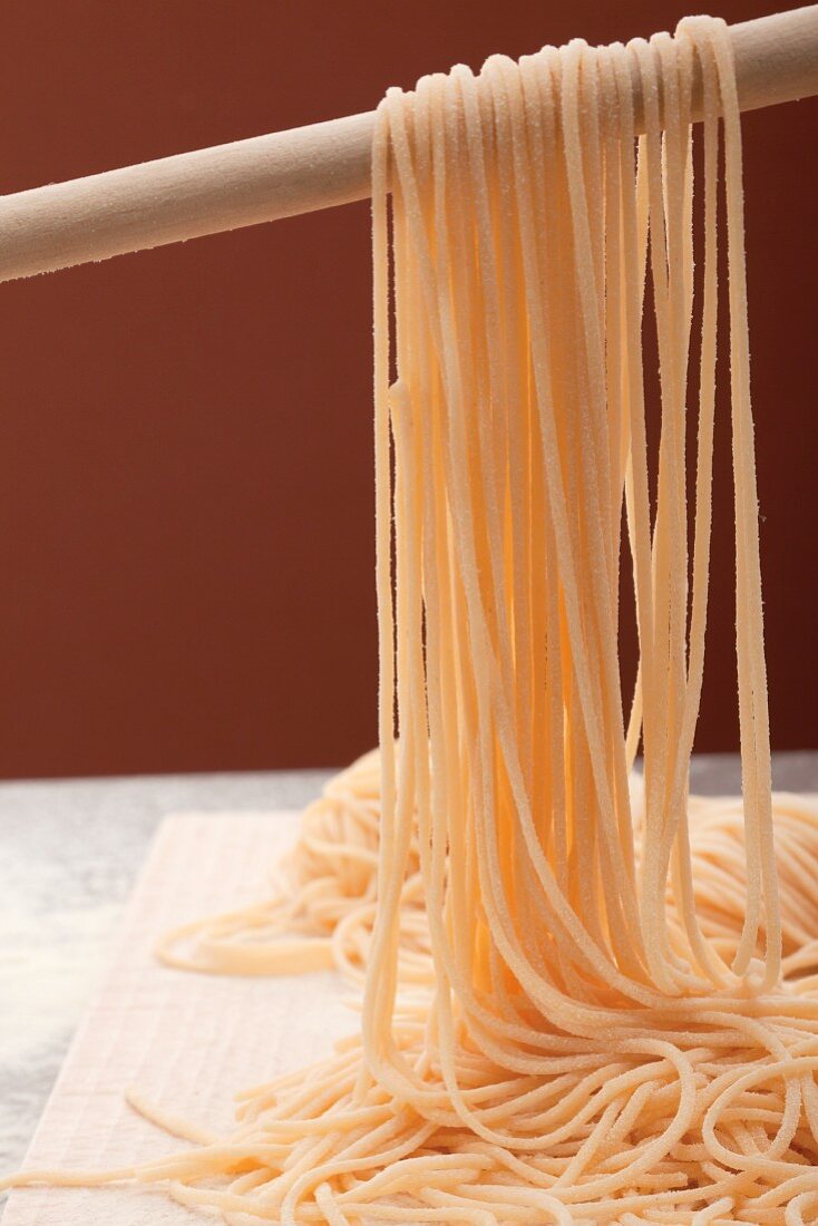Selbstgemachte Spaghetti zum Trocknen aufgehängt