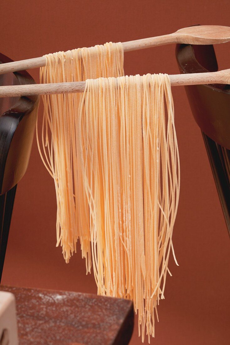 Selbstgemachte Spaghetti zum Trocknen aufgehängt