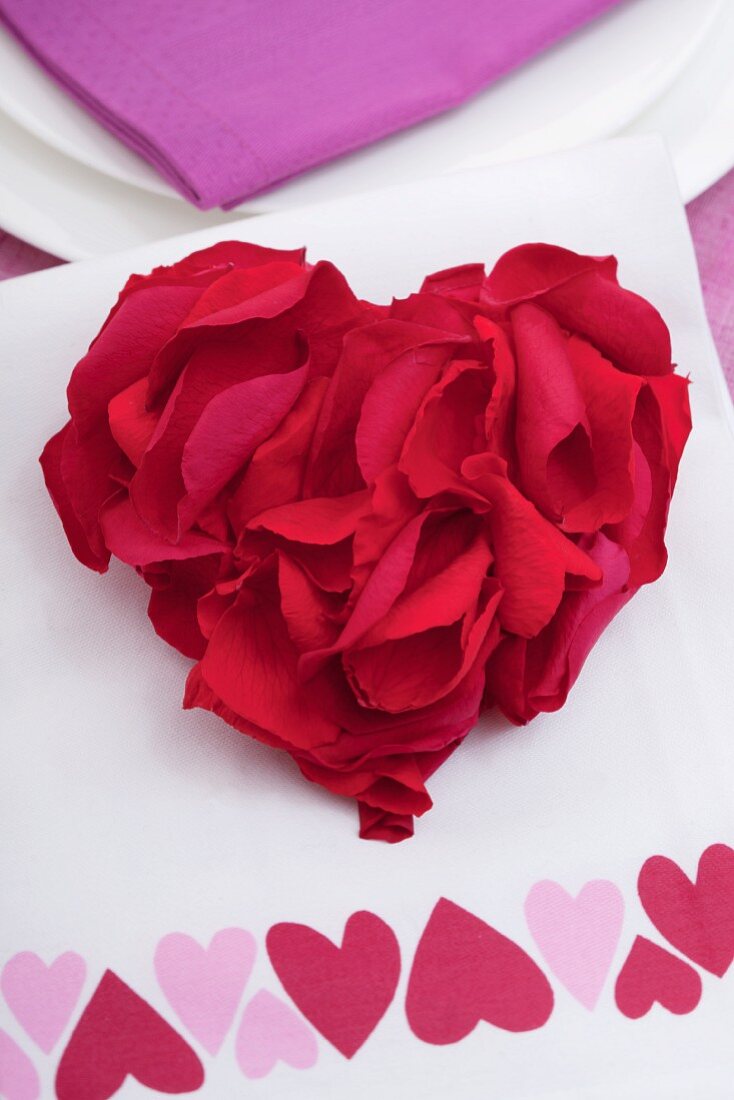 Herzförmig arrangierte rote Rosenblätter