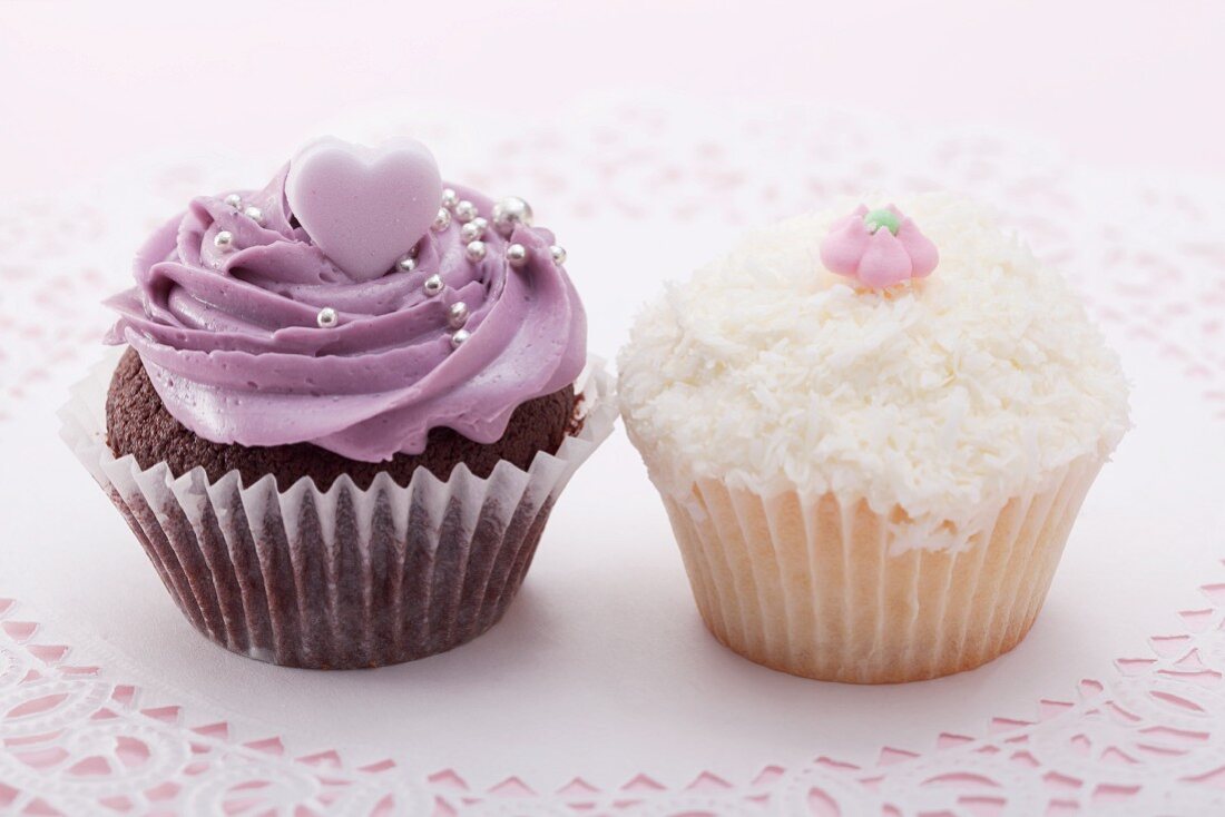 Schokoladen-Cupcake mit Brombeercreme und Cupcake mit Kokosraspeln