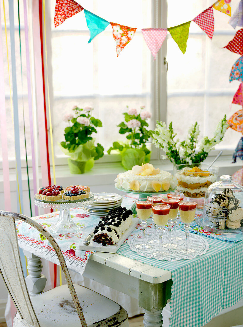 Desserbuffet auf Vintage-Tisch