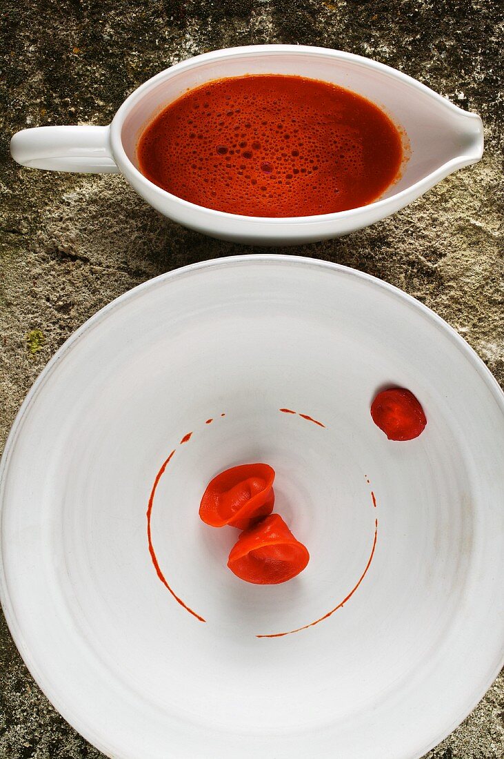 Rote Paprikacreme und rote Paprikaravioli