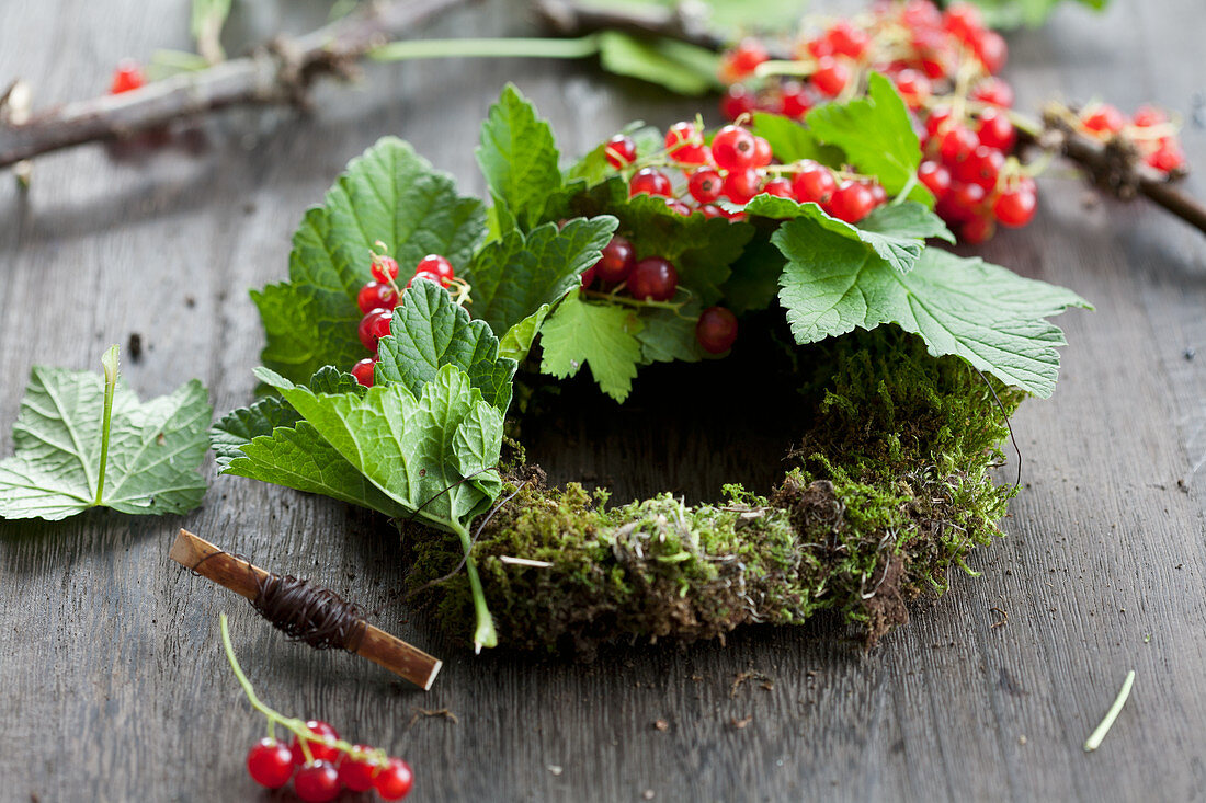 Kränzchen basteln aus roten Johannisbeeren