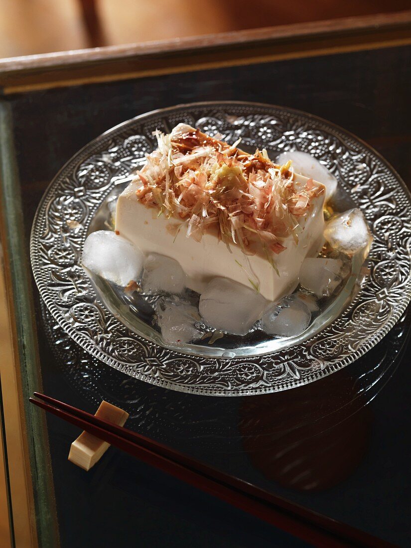 Seidentofu auf Eis mit getrockneten Bonitoflocken, Ingwer und Lauchzwiebeln (Japan)