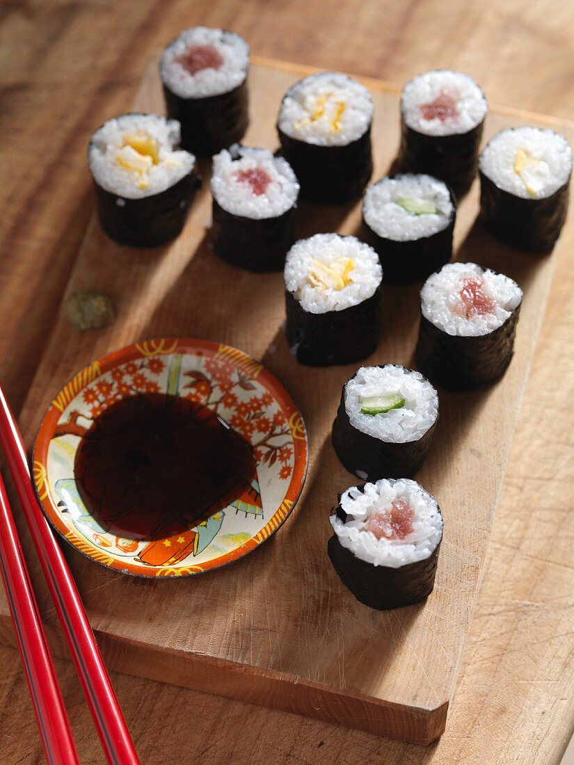 Maki-Sushi mit Sojasauce (Japan)
