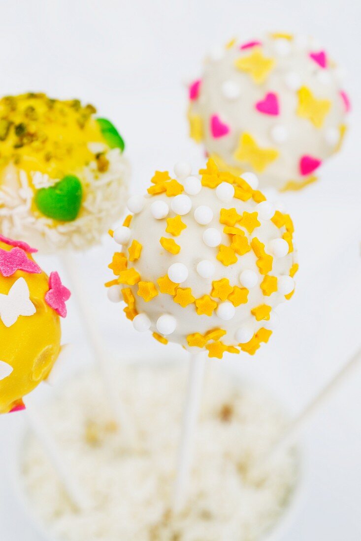 Cake pops decorated for spring