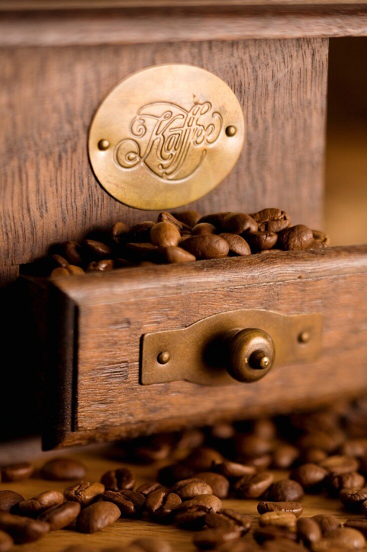 Nostalgic coffee grinder with coffee beans (close up)