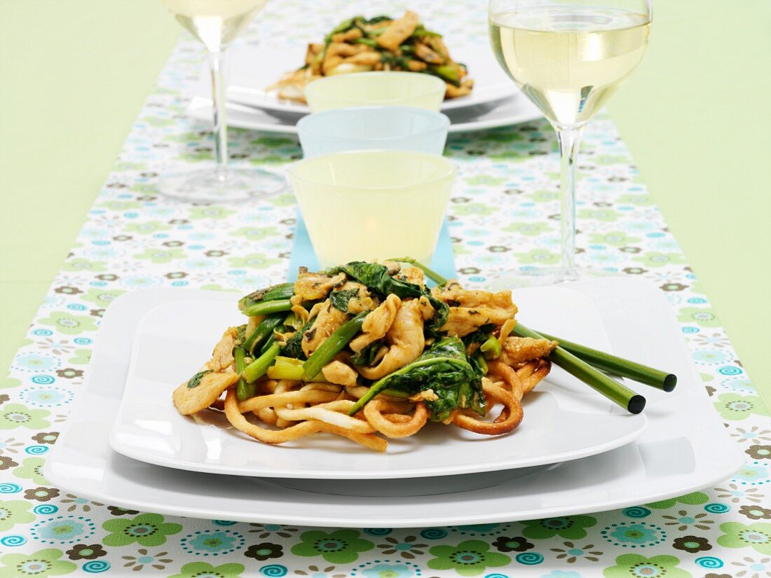 Egg noodles with chicken and broccoli (Asia)