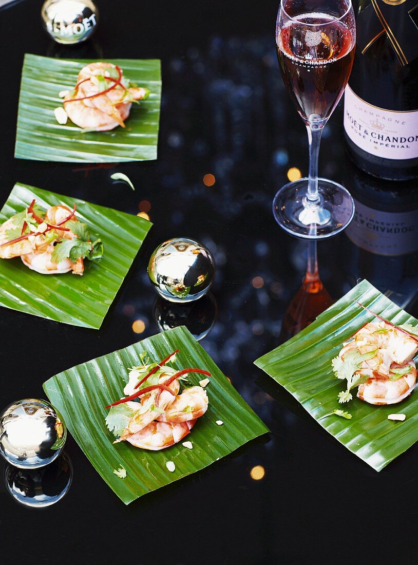 Garnelen mit Nam Jim Dressing (Chilisauce, Thailand) und Champagner