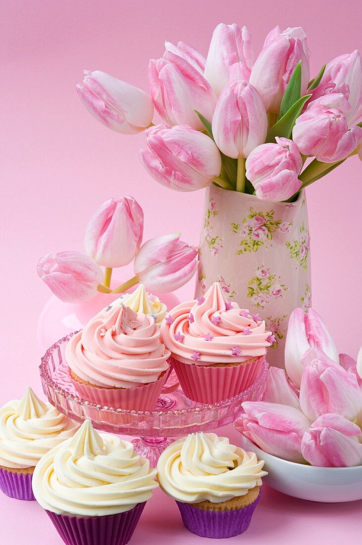 Buttercreme-Cupcakes und Tulpen