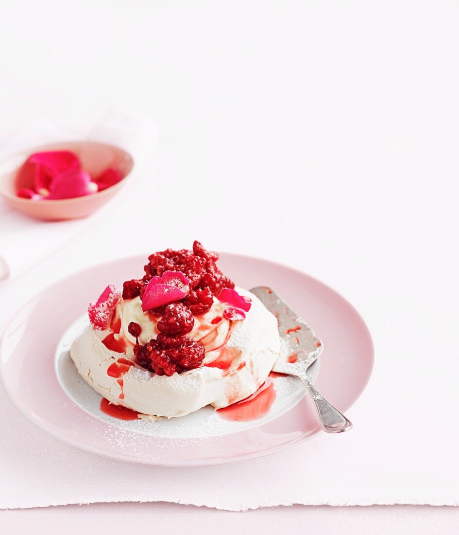 Pavlova mit Sommerbeeren