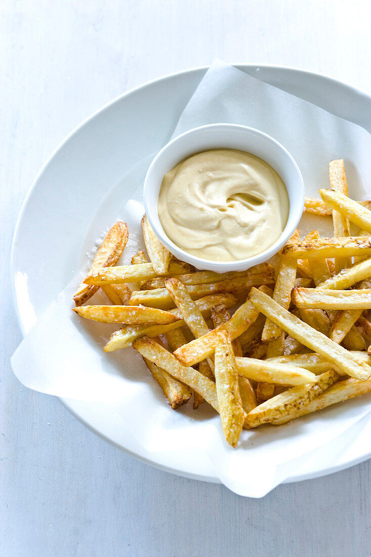 Garlic mayonnaise and french fries