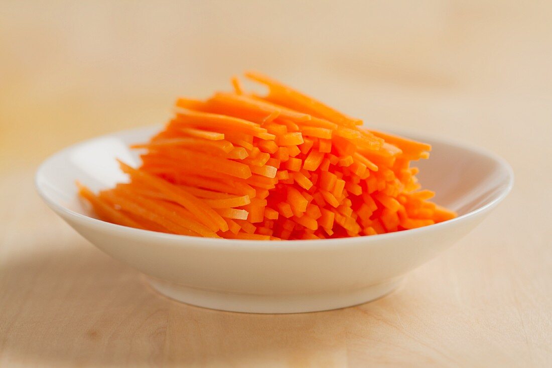 Karotten in Streifen geschnitten