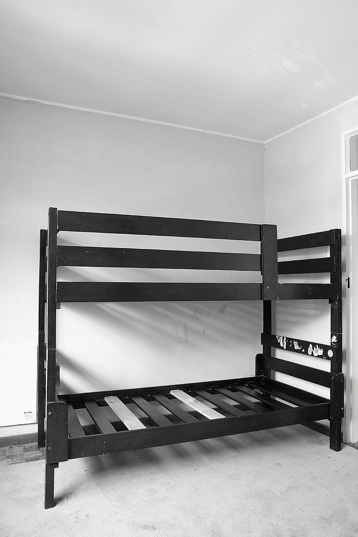 Altes, schwarzes Stockbett als Ausgangsmaterial für witziges Kinderschlafhaus in einer Heimwerkeranleitung