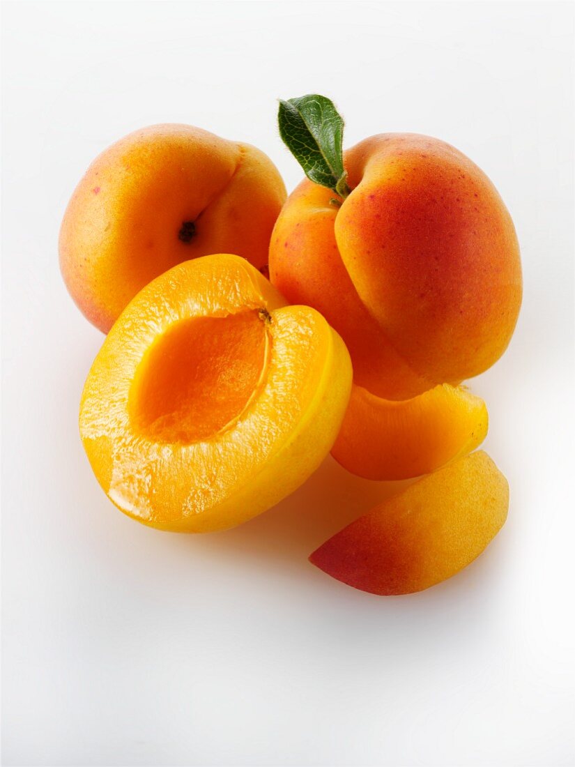 Whole apricots, apricot halves and apricot slices