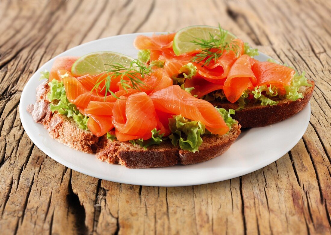 Open face sandwich with smokes salmon and lettuce