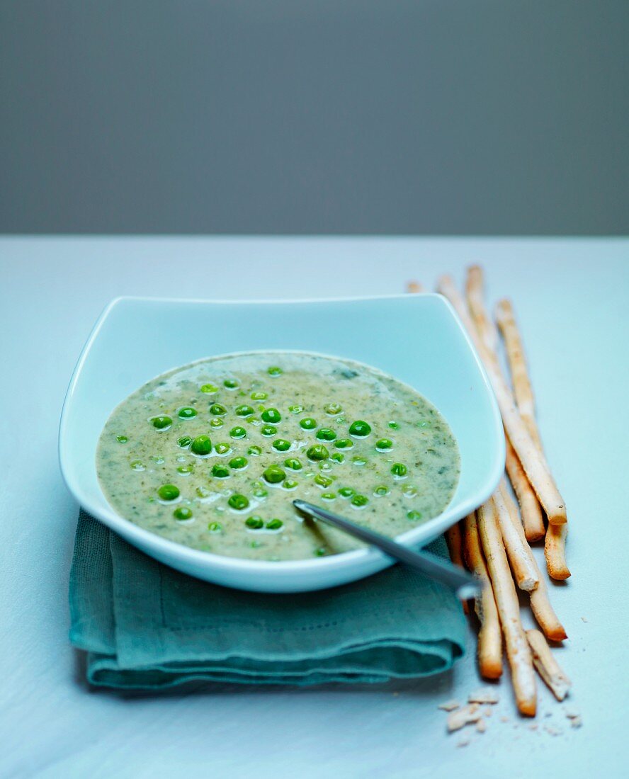 Pea soup with grissini
